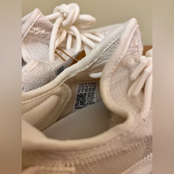 Yeezy Boost 350 V2 - Picture 9 of 10